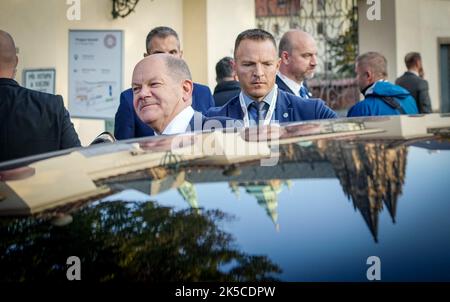 Prag, Czech Republic. 07th Oct, 2022. German Chancellor Olaf Scholz (SPD), gets into the limousine after the Informal EU Summit at Prague Castle. Credit: Kay Nietfeld/dpa/Alamy Live News Stock Photo