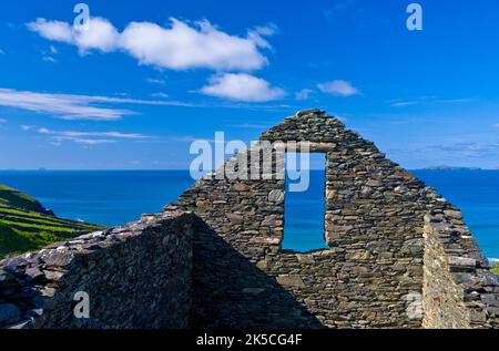 Europe, Western Europe, Ireland, Republic of Ireland, County Kerry, Dingle Peninsula, house ruin on the coast of Dingle Bay Stock Photo