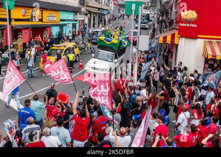Guarulhos, Sao Paulo, Brazil. 7th Oct, 2022. (INT) Supporters of the Bolsonaro government confront members of the Workers' Parties in Guarulhos, in Greater Sao Paulo. October 7, 2022, Guarulhos, Sao Paulo, Guarulhos activist Lucinha Ramiro, supporter of President Jair Messias Bolsonaro, twice passes in front of the caravan of former President Luiz Inacio Lula da Silva, candidate for the presidency of Brazil, in Guarulhos, Sao Paulo, on Friday (7). From the top of a car, the Bolsonarista held bread with bologna that would have been thrown at Lula's supporters. Credit: ZUMA Press, Inc./Alamy Liv Stock Photo