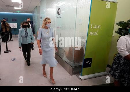 San Francisco, USA. 07th Oct, 2022. First Lady Jill Biden takes a tour while visiting the University of California San Francisco Helen Diller Family Comprehensive Cancer Center in San Francisco, Friday, Oct. 7, 2022.  (Photo by Jeff Chiu/ Pool/Sipa USA) Credit: Sipa US/Alamy Live News