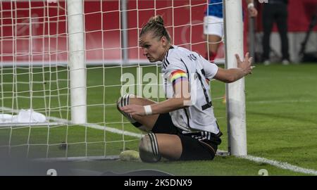 Dresden, Germany. 07th Oct, 2022. Friendly match between Germany and France at the Rudolf-Harbig-Stadion in Dresden, Germany (Foto: Dana Roesiger/Sports Press Photo/C - ONE HOUR DEADLINE - ONLY ACTIVATE FTP IF IMAGES LESS THAN ONE HOUR OLD - Alamy) Credit: SPP Sport Press Photo. /Alamy Live News Stock Photo