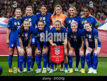 USA team line up, back row, left to right, Emily Fox, Sofia Huerta, Alana Cook, Alyssa Naeher, Trinity Rodman, Naomi Girma. Front row, left to right, Andi Sullivan, Sophia Smith, Lindsey Horan, Megan Rapinoe and Rose Lavelle before the international friendly match at Wembley Stadium, London. Picture date: Friday October 7, 2022. Stock Photo