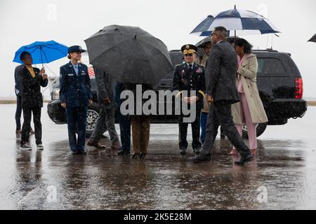 Vice President Kamala Harris speaks with members of the Connecticut National Guard at Bradley Air National Guard Base, East Granby, Connecticut, Oct. 5, 2022. Harris traveled to Connecticut to speak at an event held at Central Connecticut State University. (U.S. Army photo by Sgt. Matthew Lucibello) Stock Photo