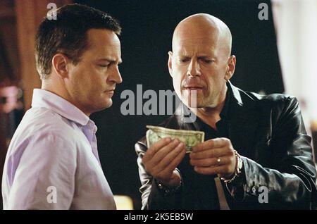 MATTHEW PERRY, BRUCE WILLIS, THE WHOLE TEN YARDS, 2004 Stock Photo