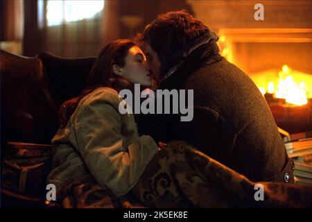 EMMY ROSSUM, JAKE GYLLENHAAL, THE DAY AFTER TOMORROW, 2004 Stock Photo