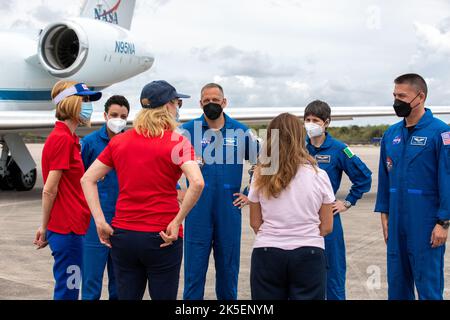 From left, Kathy Lueders, associate administrator, Space Operations, NASA Headquarters; Kennedy Space Center Director Janet Petro; and Barbara Nucera, ESA (European Space Agency) Houston Office team leader, greet the crew members of NASA’s SpaceX Crew-4 mission after their arrival at the Launch and Landing Facility at Kennedy Space Center in Florida on April 18, 2022. From left are NASA astronauts Jessica Watkins and Bob Hines, ESA astronaut Samantha Cristoforetti, and NASA astronaut Kjell Lindgren. Crew-4 will launch aboard SpaceX’s Crew Dragon on the company’s Falcon 9 rocket. Launch is targ Stock Photo