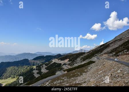 https://l450v.alamy.com/450v/2k5etff/sinthan-top-kashmir-india-4th-oct-2022-a-vehicle-moves-through-sinthan-top-a-high-mountain-pass-about-135kms-from-srinagar-the-summer-capital-of-jammu-and-kashmir-located-within-the-pir-panjal-mountain-range-sinthan-top-is-a-high-mountain-pass-at-an-elevation-of-3792m-12440ft-above-the-sea-level-located-in-anantnag-district-of-kashmir-valley-credit-image-saqib-majeedsopa-images-via-zuma-press-wire-2k5etff.jpg