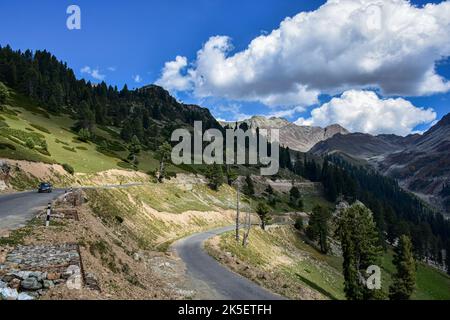 https://l450v.alamy.com/450v/2k5etfh/sinthan-top-kashmir-india-4th-oct-2022-a-vehicle-moves-through-sinthan-top-a-high-mountain-pass-about-135kms-from-srinagar-the-summer-capital-of-jammu-and-kashmir-located-within-the-pir-panjal-mountain-range-sinthan-top-is-a-high-mountain-pass-at-an-elevation-of-3792m-12440ft-above-the-sea-level-located-in-anantnag-district-of-kashmir-valley-credit-image-saqib-majeedsopa-images-via-zuma-press-wire-2k5etfh.jpg