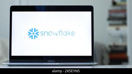 The logo of Snowflake, an American data cloud company offering data storage and analytics, displayed on a laptop screen Stock Photo