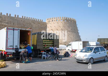 BUKHARA, UZBEKISTAN - SEPTEMBER 09, 2022: Sale of watermelons from trucks under the ancient walls of Bukhara Stock Photo