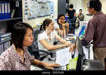 Vietnamese office workers using computer, Hai Phong, Vietnam Stock Photo