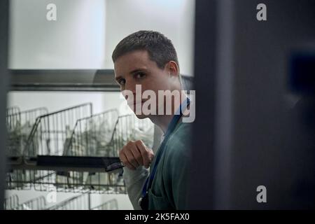 EDDIE REDMAYNE in THE GOOD NURSE (2022), directed by TOBIAS LINDHOLM. Credit: FILMNATION ENTERTAINMENT / Album Stock Photo