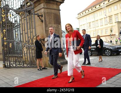 Prague, Czech Republic. 7th Oct, 2022. European Parliament President Roberta Metsola (R, front) arrives for an informal summit of the European Union (EU) in Prague, the Czech Republic, Oct. 7, 2022. Credit: Dana Kesnerova/Xinhua/Alamy Live News Stock Photo