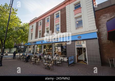 06.10.2022 St Helens, Merseyside, UK Cafe Nero on Ormskirk St in St Helens, Merseyside Stock Photo