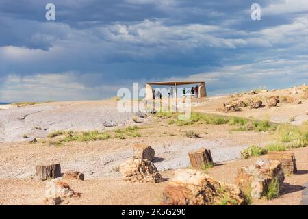 PETRIFIED FOREST NATIONAL PARK, ARIZONA - SEPTEMBER 1, 2022: Tourists seeking shelter in the shadow at Petrified Forest National Park, Arizona, USA Stock Photo