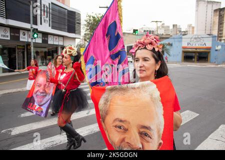 Goiânia, Goias, Brazil – September 28, 2022: A woman holding Lula's towel during a performance in favor of Lula for president of Brazil. Stock Photo