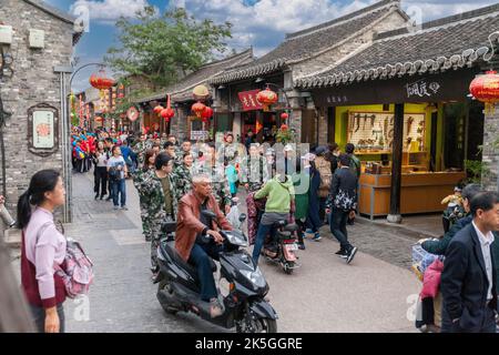 Yangzhou, Jiangsu, China.  Dong Guan Street Scene. Stock Photo