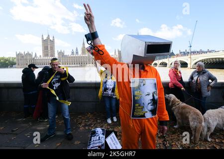 Westminster, London, UK. 8th Oct 2022. Thousands of people form a Human Chain to free Julian Assange, around the Houses of Parliament. Credit: Matthew Chattle/Alamy Live News Stock Photo