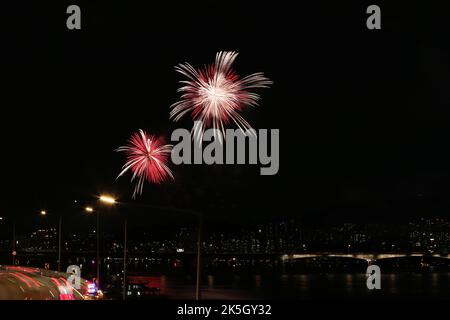 Seoul, South Korea. 8th Oct, 2022. Fireworks illuminate the sky during the 2022 Seoul International Fireworks Festival in Seoul, South Korea, Oct. 8, 2022. Credit: Wang Yiliang/Xinhua/Alamy Live News Stock Photo