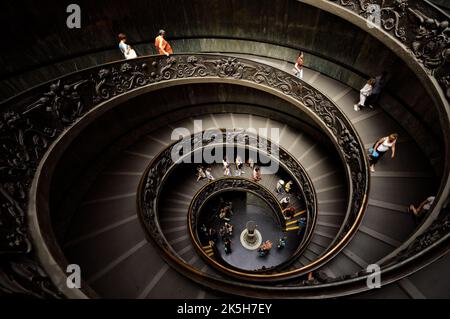 Double helix staircase (Giuseppe Momo 1932) of the Vatican museums, Vatican City Stock Photo