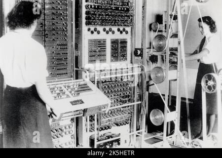 Colossus computing machine used to read Nazi codes at Bletchley Park, England, during World War 2, Colossus Mark 2 codebreaking computer being operated by Dorothy Du Boisson (left) and Elsie Booker (right), 1943 Stock Photo