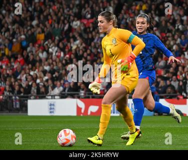 Wembley, London, UK. 8th Oct 2022. Wembley, London, UK. 8th Oct 2022. Mary Earps England Goalkeeper passes out from the back During the Women's International Friendly between England v USA, Wembley October (Karl W Newton/SPP) Credit: SPP Sport Press Photo. /Alamy Live News Stock Photo