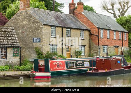 NORTHAMPTONSHIRE, UK - May 25, 2022. Narrowboats and canal shop at Stoke Bruerne, a historic village on the Grand Union Canal Stock Photo