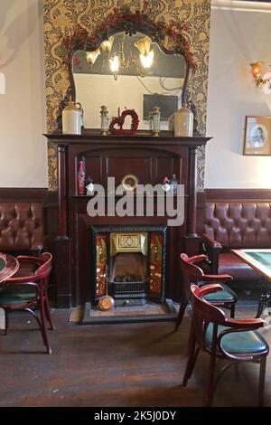 Ornate Fireplace at the Posada pub , 48 Lichfield St, Wolverhampton, West Midlands, England, UK, WV1 1DG Stock Photo