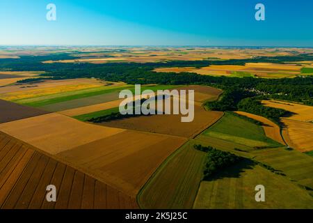 France, Essonne (91), Guillerval, aerial view of the cereal plains of the Beauce in early summer before the harvest and the forest valley of the Mare Stock Photo