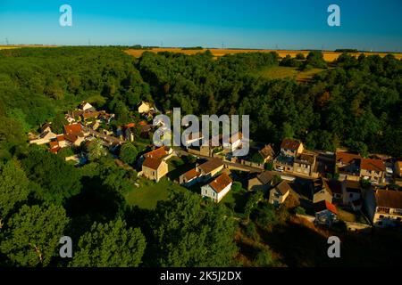 France, Essonne (91), aerial view of the hamlet of Beaumont in the forest valley of the Chalouette Stock Photo