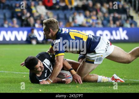 Leeds, UK. 08th Oct, 2022. Headingley Stadium, Leeds, West Yorkshire, 8th October 2022. Leeds Rhinos v New Zealand Rugby League in the Bartercard International Challenge Jeremy Marshall-King of New Zealand Rugby League scores the try Credit: Touchlinepics/Alamy Live News Stock Photo