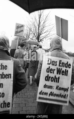 The 1st Easter March against nuclear weapons on German soil was held on 17. 4. 1960, here in Hanover to Bergen-Hohne and from Hamburg. Only about 300 Stock Photo