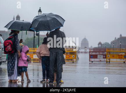 New Delhi, India. 08th Oct, 2022. A middle class family waits for a taxi during a Rainfall near Rashtrapati Bhavan on Kartavya Path (formerly Rajpath). (Photo by Pradeep Gaur/SOPA Images/Sipa USA) Credit: Sipa USA/Alamy Live News Stock Photo