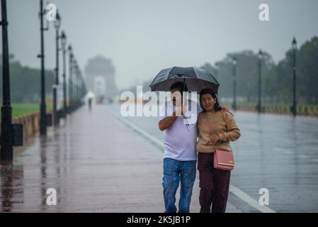 New Delhi, India. 08th Oct, 2022. A couple with an umbrella walks near the India Gate on Kartavya Path (formerly Rajpath) New Delhi, India. (Photo by Pradeep Gaur/SOPA Images/Sipa USA) Credit: Sipa USA/Alamy Live News Stock Photo