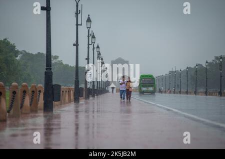 New Delhi, India. 08th Oct, 2022. A couple with an umbrella walks near the India Gate on Kartavya Path (formerly Rajpath) New Delhi, India. (Photo by Pradeep Gaur/SOPA Images/Sipa USA) Credit: Sipa USA/Alamy Live News Stock Photo