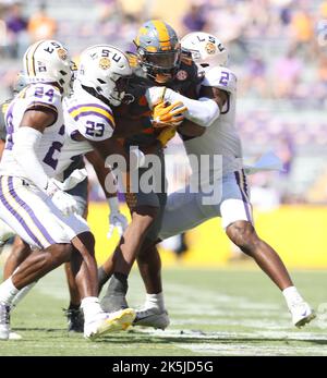 Tennessee running back Jaylen Wright (0) runs for a touchdown, while ...