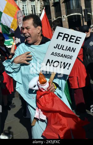 London, UK. 8th Oct, 2022. Protestor outside Houses of Parliament demands release of Julian Assange. Protesters formed a human chain in Westminster to protest the extradition of WikiLeaks founder Julian Assange. Credit: JOHNNY ARMSTEAD/Alamy Live News Stock Photo