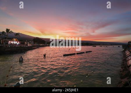 Illustration picture shows the sun coming up over Kailua bay, at the start of the Hawaii Ironman men's triathlon race, Saturday 08 October 2022, in Kailua, Kona, Hawaii, USA. BELGA PHOTO DAVID PINTENS Stock Photo