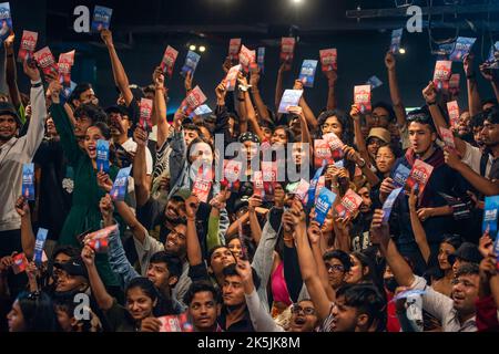 New Delhi, India. 08th Oct, 2022. Audience judging with placard during the Red Bull Dance Your Style, a street dance competition at DLF Emporio, Vasant Kunj in New Delhi. Red Bull Dance Your Style, a global street dance event series with a unique format and unique twist, the crowd is the judge. Credit: SOPA Images Limited/Alamy Live News Stock Photo