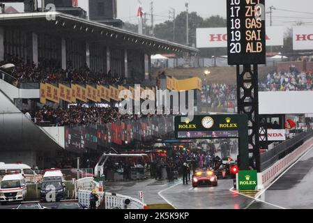 Suzuka, Japan. 9th Oct 2022. The race is stopped. 09.10.2022. Formula 1 World Championship, Rd 18, Japanese Grand Prix, Suzuka, Japan, Race Day.  Photo credit should read: XPB/Press Association Images. Credit: XPB Images Ltd/Alamy Live News Stock Photo