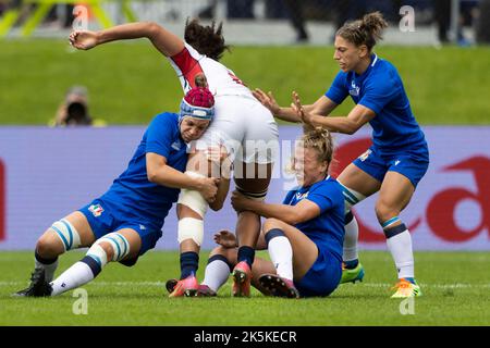 Italy's captain Elisa Giordano with Veronica Madia and Sofia Stefan tackle USA's Jordan Matyas during the Women's Rugby World Cup group stage match at the Semenoff Stadium, Whangarei. Picture date: Sunday October 9, 2022. Stock Photo