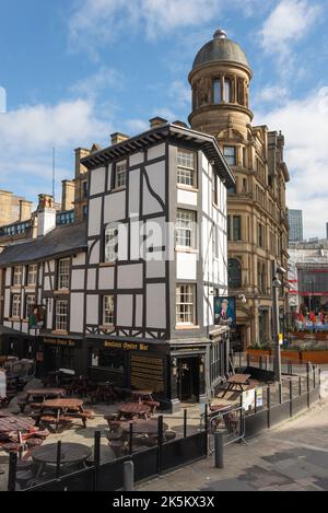 Sinclairs Oyster Bar and the Corn Exchange, Shambles Square, Manchester, England. Stock Photo