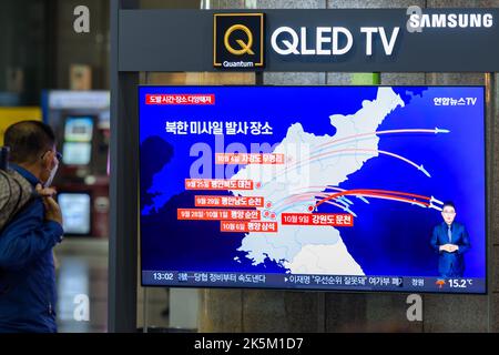 Seoul, South Korea. 09th Oct, 2022. A TV screen shows a news program reporting North Korea's missile launch displayed at a Railway Station in Seoul. North Korea has fired two short-range ballistic missiles toward its eastern waters on October 9, the latest of a recent barrage of weapons tests, a day after it warned the redeployment of a U.S. aircraft carrier near the Korean Peninsula was inflaming regional tensions. Credit: SOPA Images Limited/Alamy Live News Stock Photo
