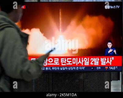Seoul, South Korea. 09th Oct, 2022. A TV screen showing a news program reporting about North Korea's missile launch with file footage displayed at a Railway Station in Seoul. North Korea has fired two short-range ballistic missiles toward its eastern waters on October 9, the latest of a recent barrage of weapons tests, a day after it warned the redeployment of a U.S. aircraft carrier near the Korean Peninsula was inflaming regional tensions. Credit: SOPA Images Limited/Alamy Live News Stock Photo