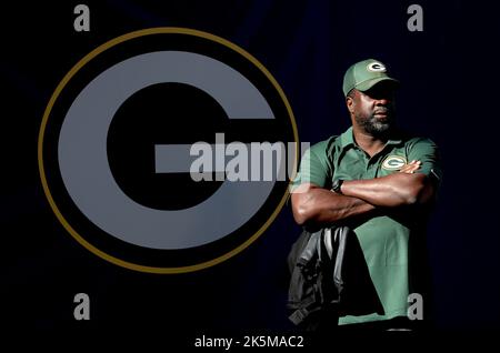 Photo: Fan with Super Bowl hat walks around before Packers Saints game in  Green Bay, Wisconsin - BKX2011090837 