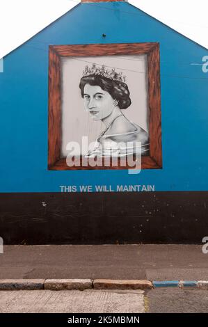 Wall mural in a loyalist area of Belfast, depicting Queen Elizabeth II with slogan 'This we will maintain' Stock Photo