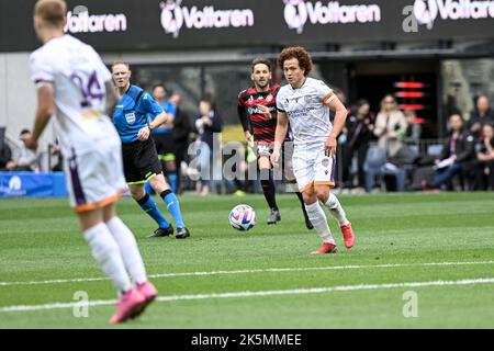 Sydney, Australia. 8th October 2022 : CommBank Stadium, Sydney, Australia; A-League football Western Sydney Wanderers versus Perth FC; Aaron McEneff of Perth Glory looks for options to pass the ball Credit: Action Plus Sports Images/Alamy Live News Stock Photo