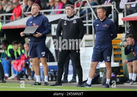 Southend United manager Kevin Maher (C) during Dagenham & Redbridge vs Southend United, Vanarama National League Football at the Chigwell Construction Stock Photo