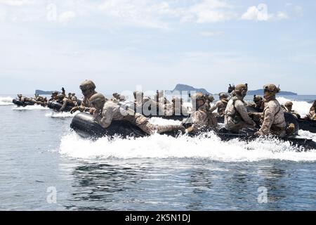 Zambales, Philippines. 07 October, 2022. U.S. Marines with Battalion Landing Team, 2d Battalion, 5th Marines, 31st Marine Expeditionary Unit, take part in an amphibious landing during KAMANDAG 6, October 7, 2022 in Zambales, Philippines.  KAMANDAG 6 is a combined exercise with the Philippine Marine Corps, South Korean Marine Corps, and the Japan Ground Self-Defense Force. Stock Photo