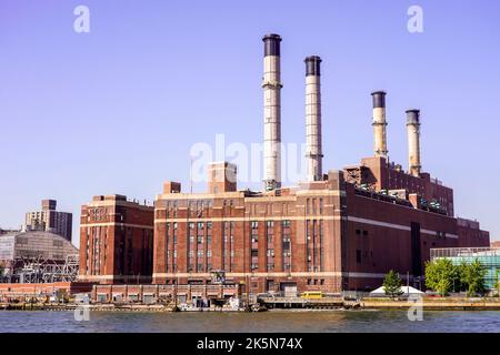 New York, USA. 10/0702022 New York City, NY Consolidated Edison power Generating station, view from the East River and Hudson Rivers in New York City, Friday, October 7, 2022. Photo by Jennifer Graylock-Alamy News Stock Photo